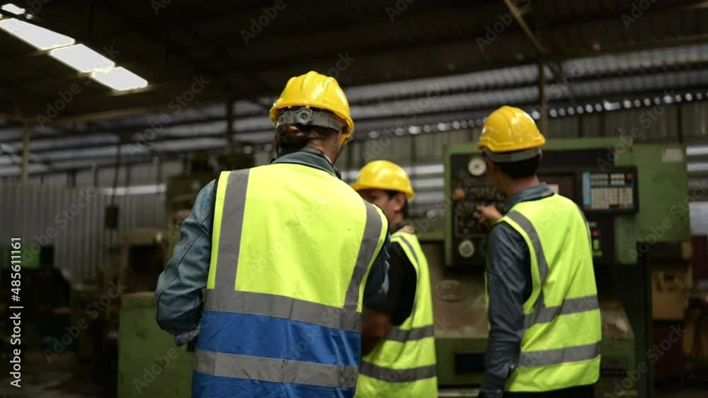The foreign chief engineers teach and advise Asian technicians. About repairing old machinery to return to normal use The foreign chief engineers teach and advise Asian technicians. About repairing old machinery to return to normal use
