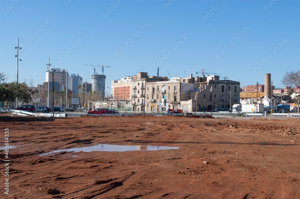 Obraz premium Barcelona en construcción, edificios antiguos y torre Agbar en construcción