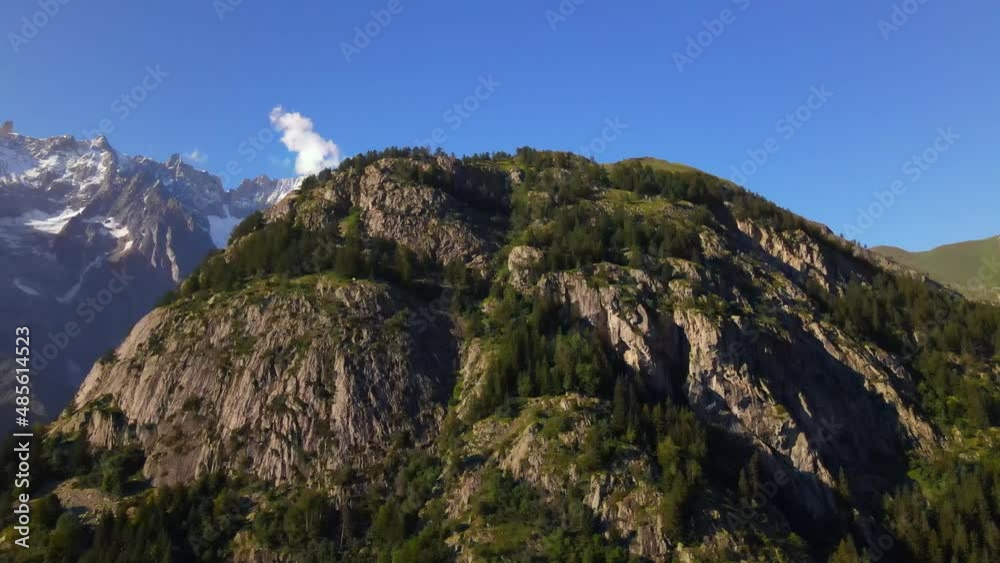 Courmayeur vista dal Drone - Val d'Aosta - Italia Courmayeur vista dal Drone - Val d'Aosta - Italia