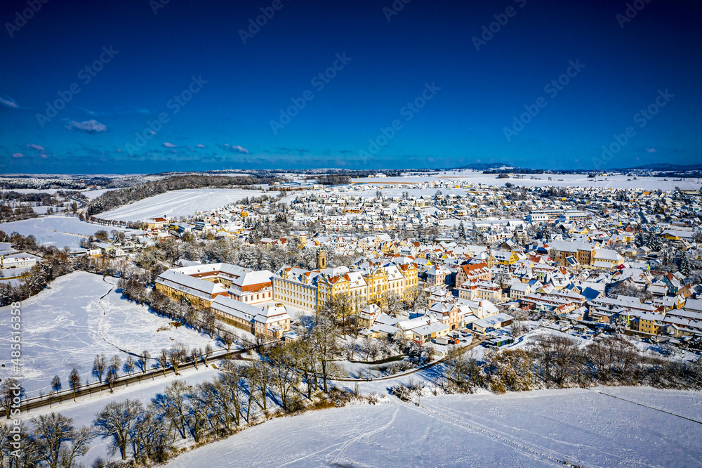 Luftbild von Ellingen in Mittelfranken mit Schloß und Residenz im Naturpark Altmühltal an einem sonnigen Tag im Winter