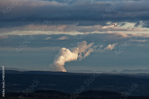 Panache de vapeur d'une centrale nucléaire dans le paysage