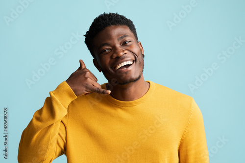 Fotografía Handsome black guy showing call me gesture