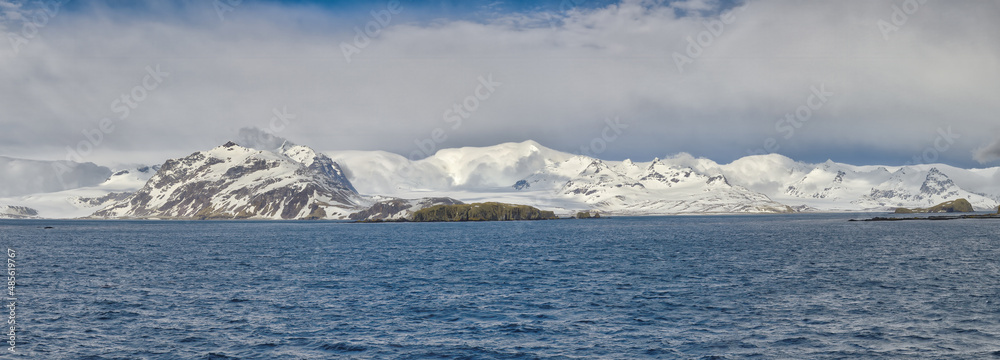Obraz premium Snow covered mountains, Prion Island, South Georgia, South Georgia and the Sandwich Islands, Antarctica