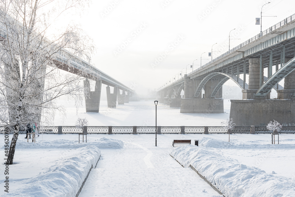 Obraz premium Embankment of the Ob river in winter in Novosibirsk