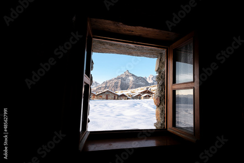 Finestra con vista sull' alpeggio, Alpe Prabello, Valmalenco, Italia, Europa
 photo