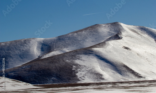 paisaje de montaña con nieve. montes apeninos centrales, Umbria, Italia photo