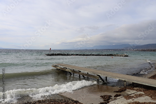 Le lac L  man vu depuis la plage de Allaman  commune de Allaman  canton de Vaud  Suisse