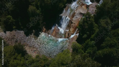 Caída de aguas cristalinas por rocas en Cochamó, Patagonia de Chile.