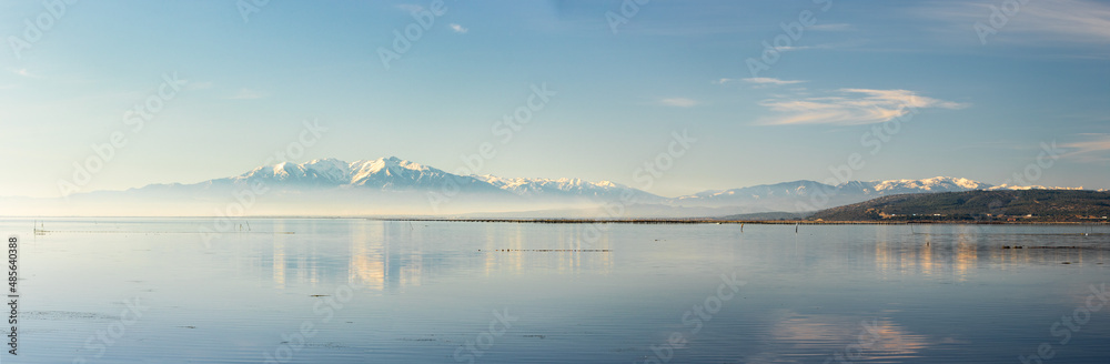 Fototapeta premium Panorama du mont Canigou et l'étang de Salses / Leucate