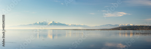 Panorama du mont Canigou et l'étang de Salses / Leucate