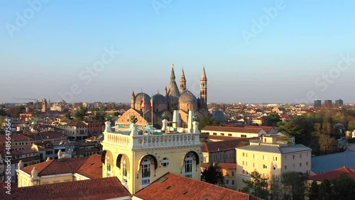 Padova, vista aerea della città.
Le cupole della Basilica del Santo, Sant'Antonio di Padova