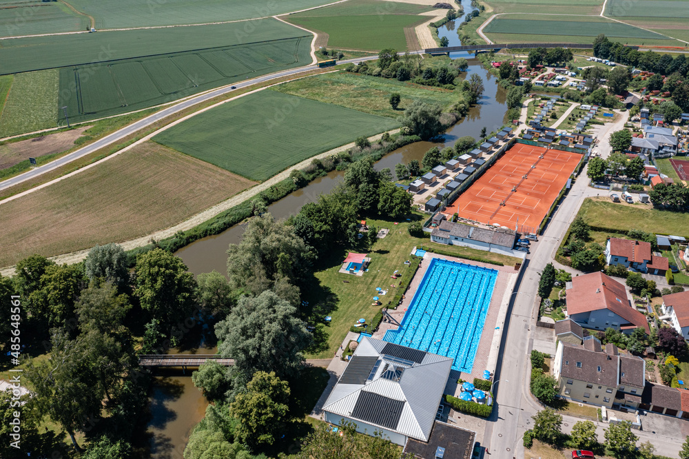 Luftbild von Freibad und Tennisplatz Beilngries im Naturpark Altmühltal, Bayern, Deutschland Luftbild von Freibad und Tennisplatz Beilngries im Naturpark Altmühltal, Bayern, Deutschland
