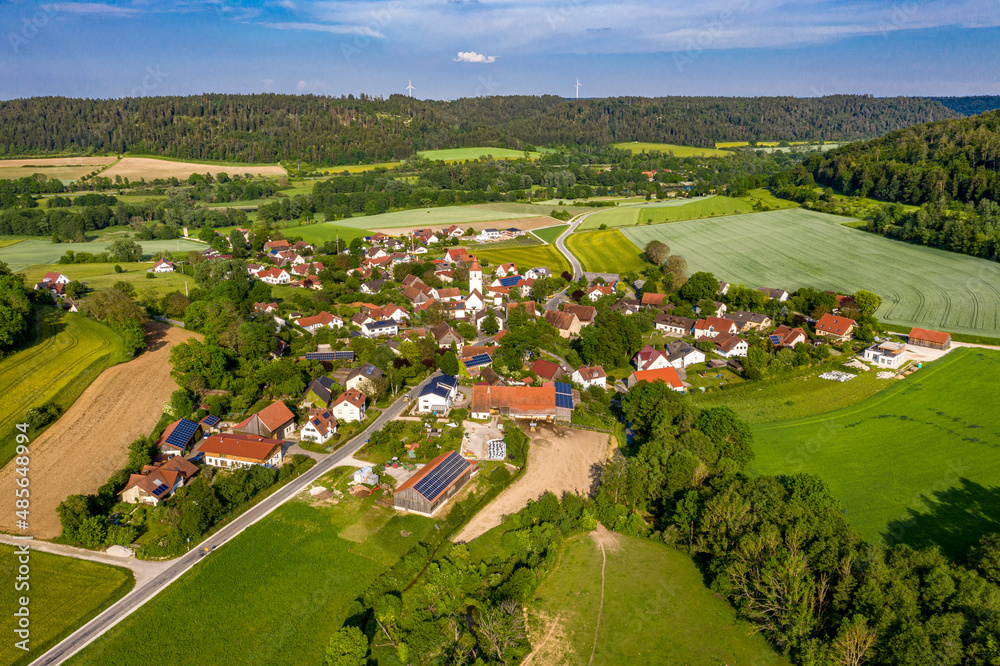 Luftbild des bayerischen Dorfes Biberbach im Naturpark Altmühltal, Gemeinde Beilngries, Eichstätt, Bayern, Deutschland