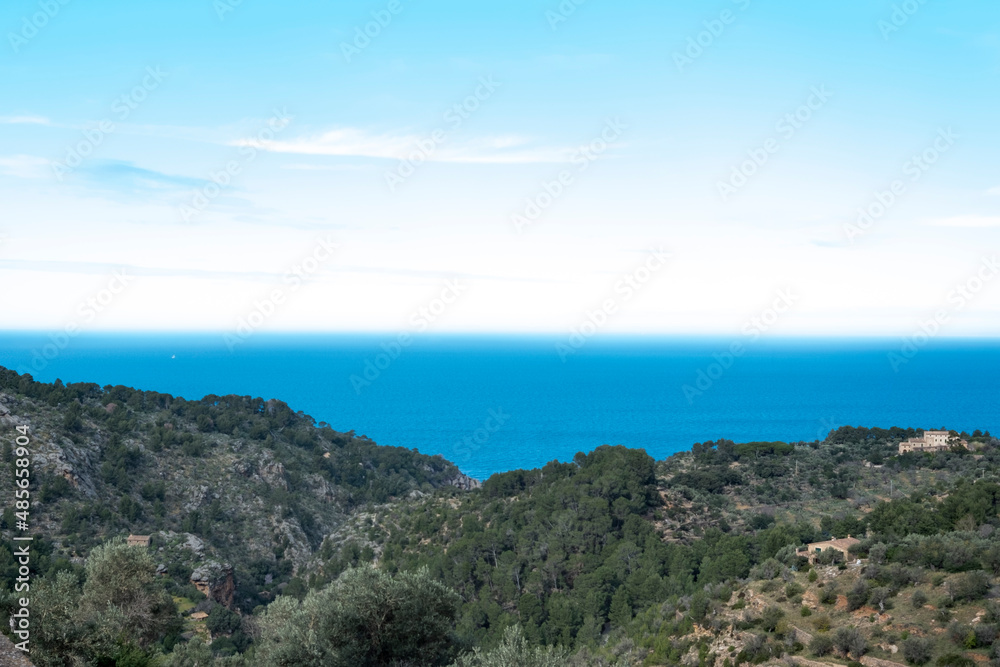 Panorámica de montañas con mar al fondo, Mallorca