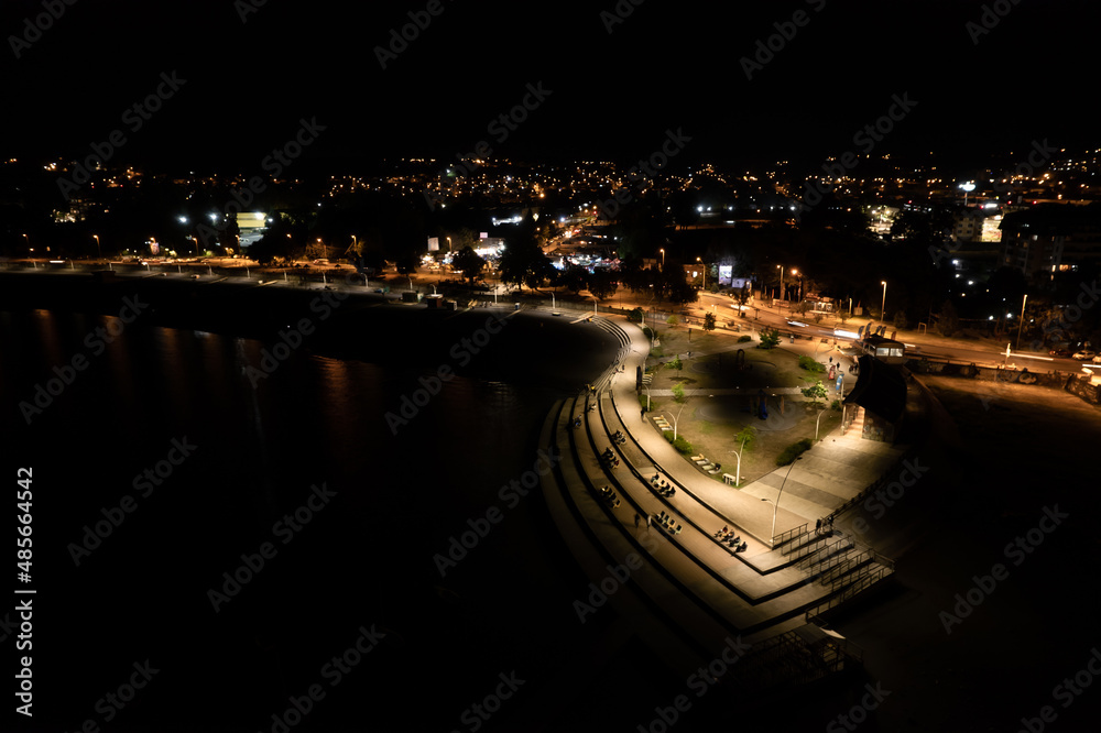 Costanera Villarrica, orilla de lago nocturno