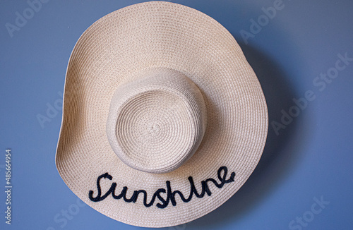 chapéu de praia com aba larga com a palavra sunshine bordada em preto