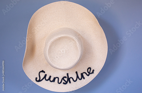 chapéu de praia com aba larga com a palavra sunshine bordada