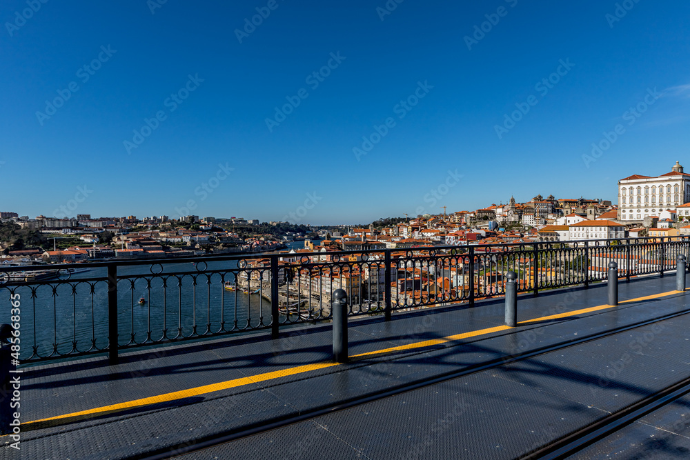 Obraz premium Sur le Pont Dom-Luís I à Porto