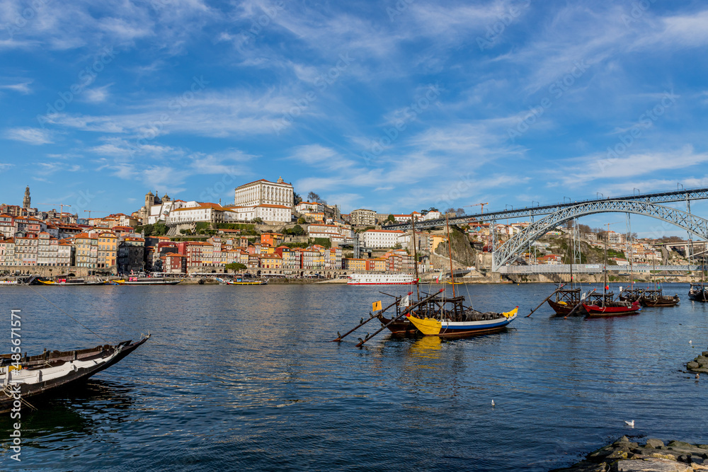 Vue depuis les quais de Santa Marinha à Porto Vue depuis les quais de Santa Marinha à Porto