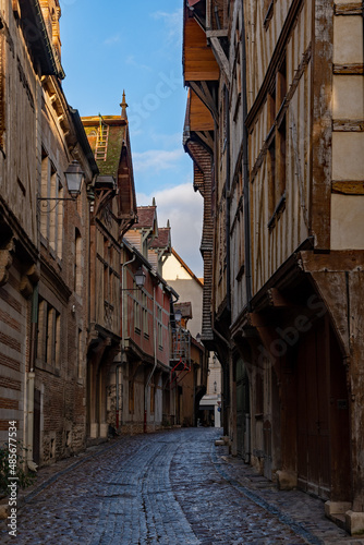 Gasse in der Altstadt von Troyes in der Champagne in Frankreich