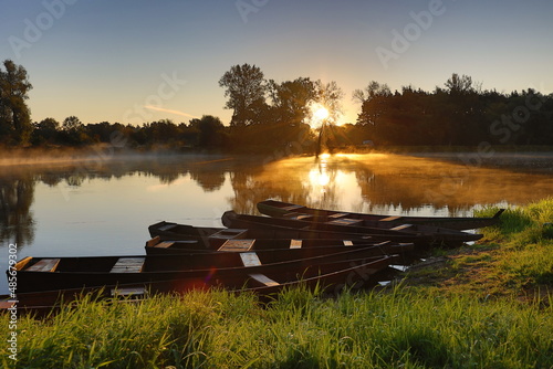 Wschód słońca nad Bugiem z łódkami photo