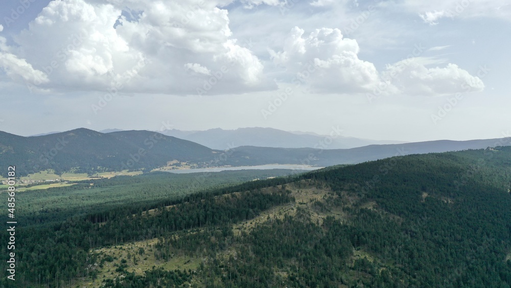 survol d'un lac de montagne matemale et des forets dans les Pyrénées-Orientales, sud de la France, parc naturel des Bouillouses