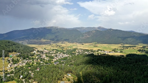 survol d un lac de montagne matemale et des forets dans les Pyr  n  es-Orientales  sud de la France  parc naturel des Bouillouses