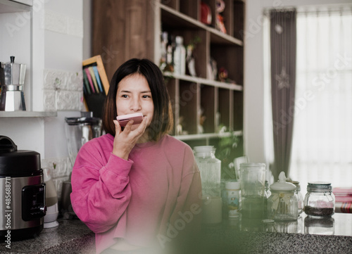 Mujer enviando audios y mensajes por teléfono photo