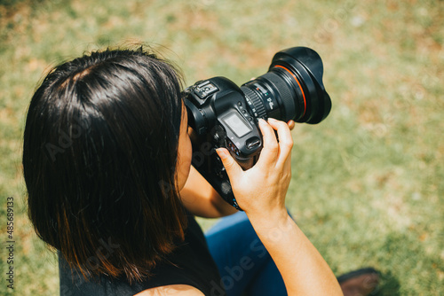 Mujer fotógrafa haciendo fotos al aire libre