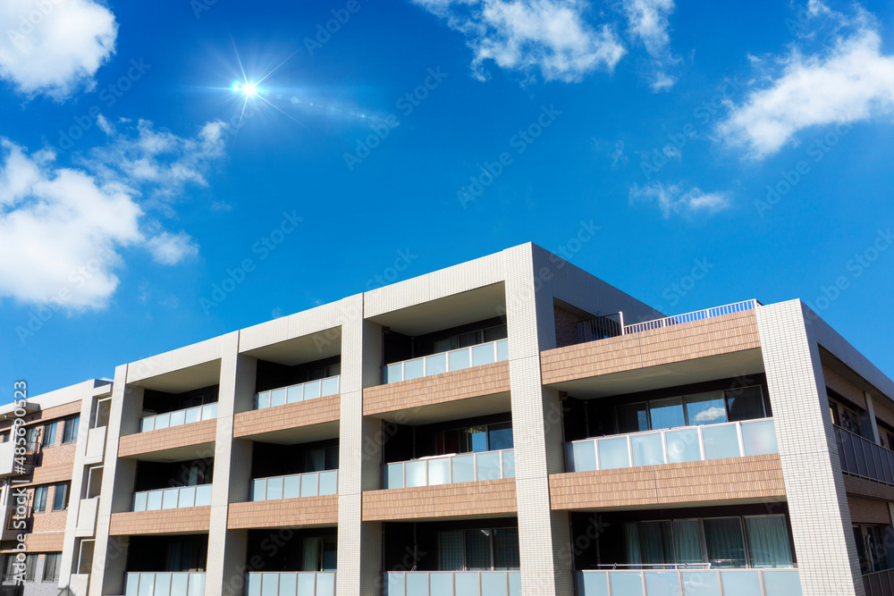 The appearance of the condominium and the refreshing blue sky scenery_sky_b_05