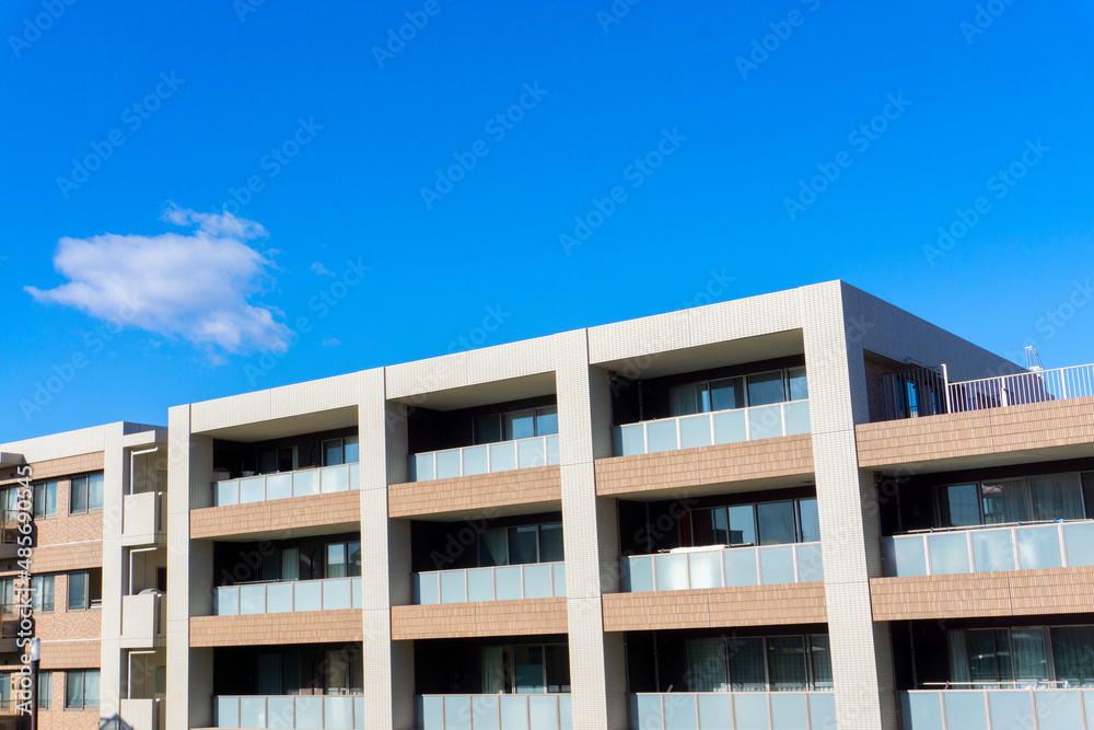 The appearance of the condominium and the refreshing blue sky scenery_sky_b_08