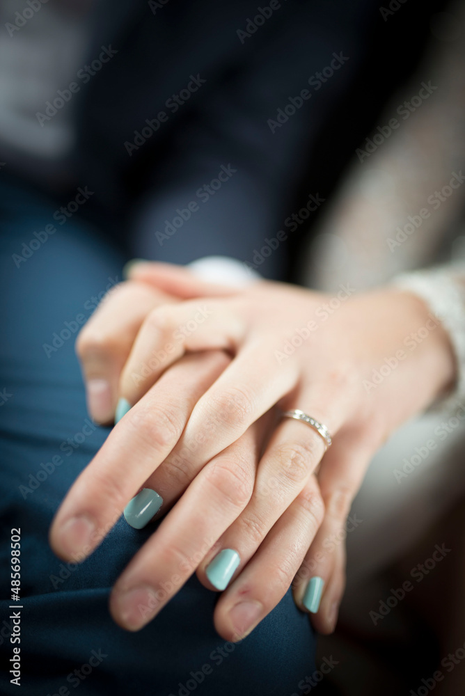 mains des mariés