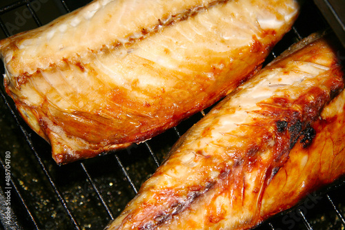 Dried mackerel grilling closeup food photograph. 鯖の生干しをグリルでこんがりと焼いている写真。