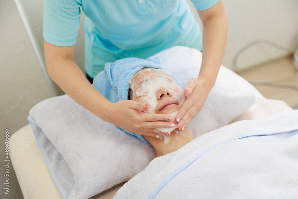 Obraz premium 泡で洗顔するエステティシャン