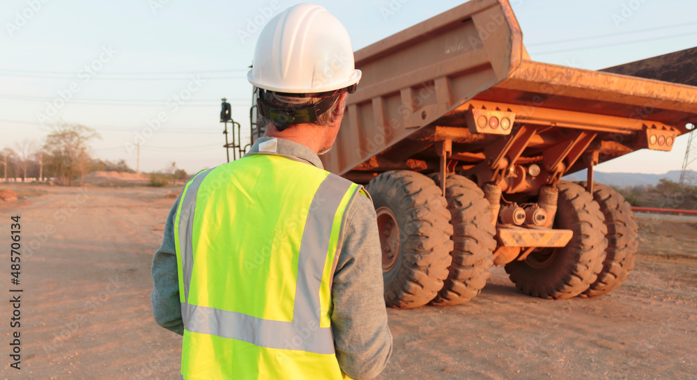 Obraz premium Truck driver to inspect the truck