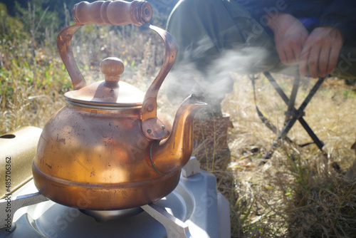 湯気を出すケトル