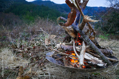 山の中のキャンプファイア
