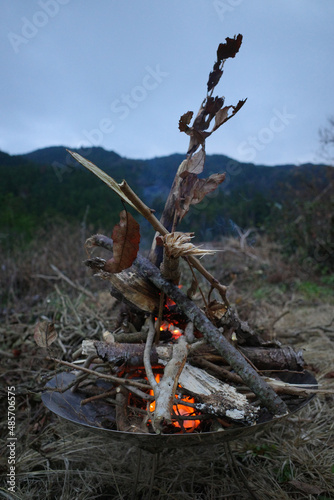 山の中のキャンプファイア