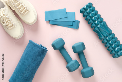 Schilderij op canvas Feminine sports equipment on pastel beige background