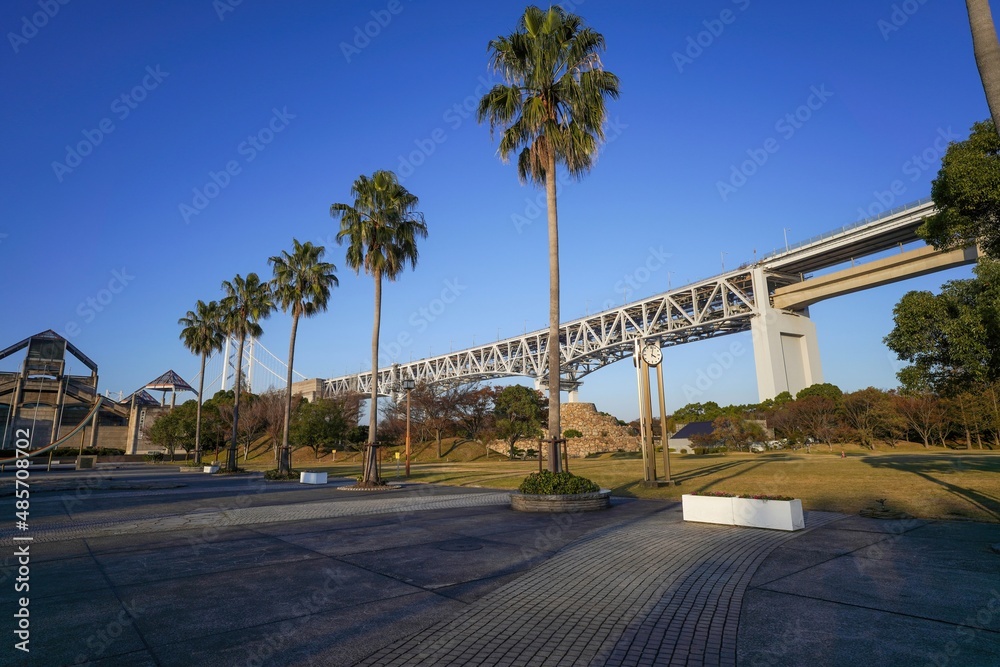 青空バックに見る瀬戸大橋とワシントンヤシのコラボ情景＠香川