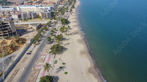 Fotografía Aerial photos from a drone to a beach in Venezuela, where you can see beaches, residential areas, roads, trees, palms, sand, blue sky, residential hill, pools, roads, waves