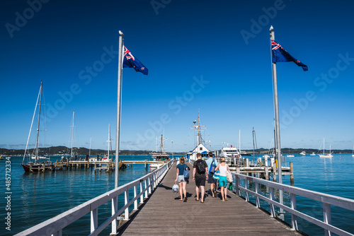 Family on holiday in Russell, Bay of Islands, Northland Region, North Island, New Zealand © Matthew
