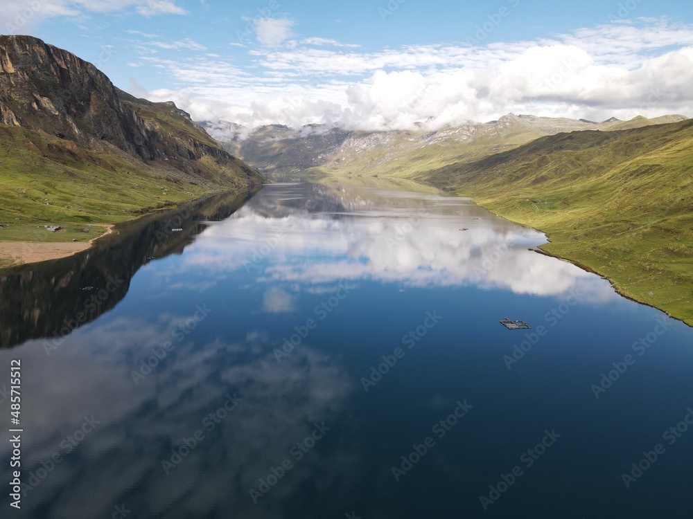 Fototapeta premium FOTO AÉREA DE LAGUNA LAURICOCHA HUANUCO 