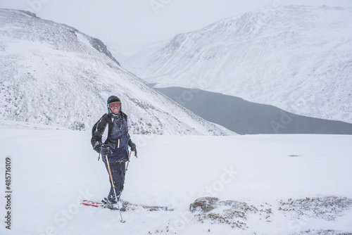 Valokuva Ski touring at Loch Avon on the River Avon, Cairngorms National Park, Scotland,