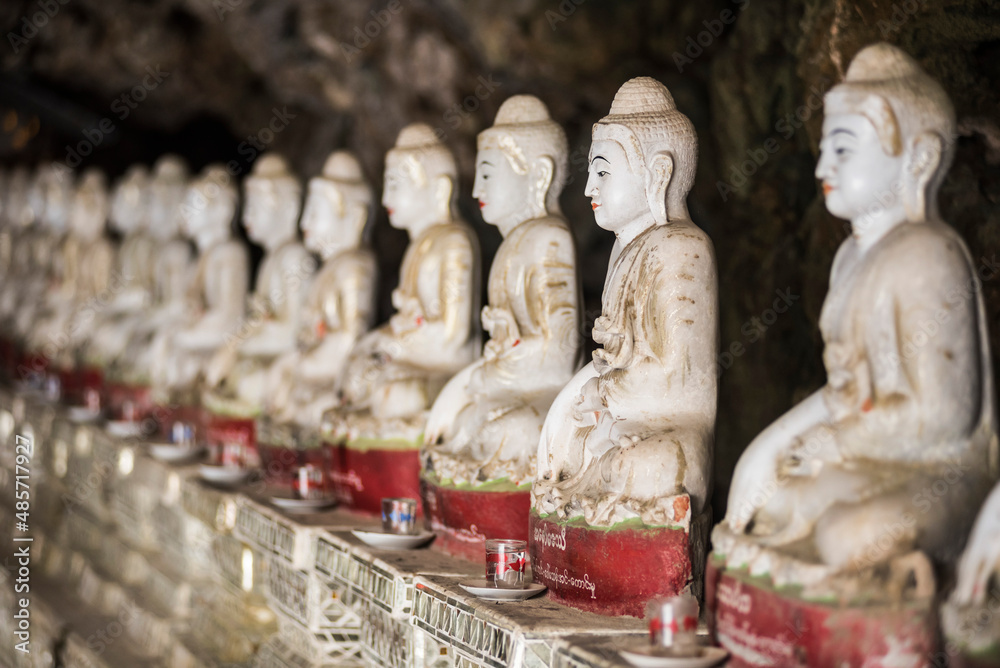Fototapeta premium Buddha statues at Kaw Ka Thawng Caves, Hpa An, Kayin State (Karen State), Myanmar (Burma)