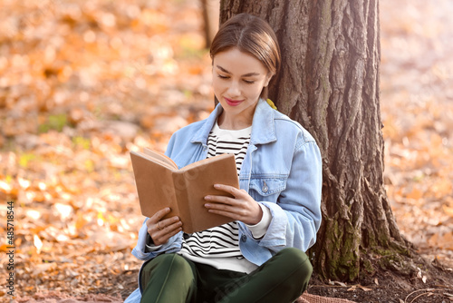 Beautiful woman reading boo...