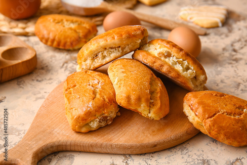 Freshly baked sweet buns wi...