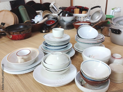 Fotobehang 実家整理中の茶碗などのたくさんの食器類