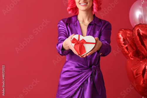 Stylish woman with bright h...