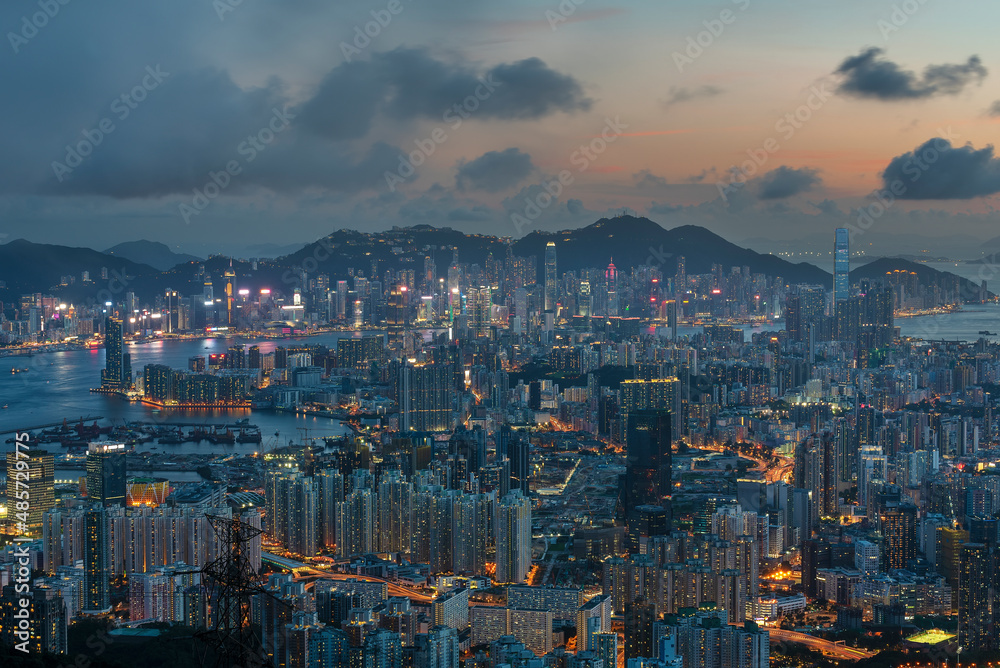 Naklejka premium Aerial view of Hong Kong city at dusk